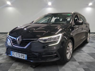 la voiture noire est garée sur un sol en damier dans le garage