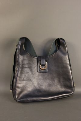 HERMES. Modèle Tsako. Sac porté épaule en cuir noir, la sang…