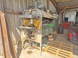 une machine qui se trouve à l'intérieur d'un bâtiment