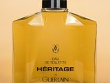 un gros plan d'un flacon de parfum sur un fond beige