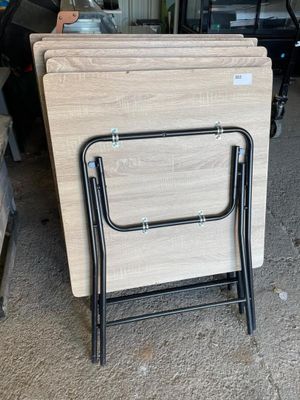 une pile de chaises et une table dans un garage