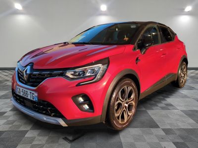 une voiture rouge garée dans un garage au sol en damier