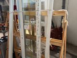 une grande fenêtre posée sur une palette dans un garage