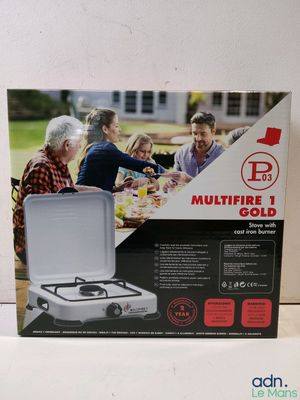 la boîte est ouverte sur une table où se trouve un réchaud