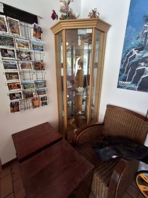 une chaise et une table dans le coin d'une pièce