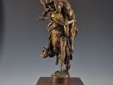 statue en bronze représentant une femme et un homme sur un socle