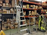 un homme debout sur une échelle dans un entrepôt