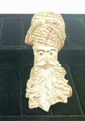 une statue représentant un homme portant un chapeau et une barbe