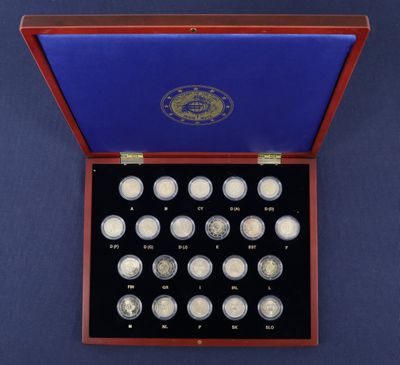 le coffret de pièces de la Monnaie royale dans son écrin de présentation