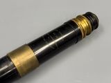 un télescope noir et doré orné d'une bande dorée
