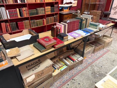 de nombreux livres posés sur une table dans une pièce