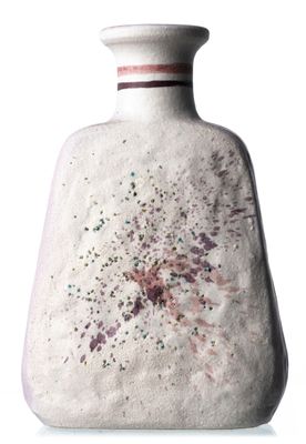 un vase blanc orné d'une bande rouge