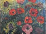 tableau représentant des fleurs rouges et violettes dans un vase noir posé sur une table