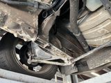 un gros plan de la face inférieure du moteur d'une voiture