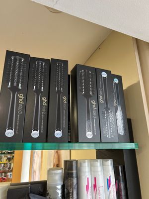 une étagère en verre sur laquelle sont posés de nombreux produits capillaires