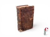 un vieux livre posé sur une surface blanche