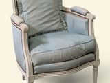 une photo d'une chaise bleue et blanche avec un coussin