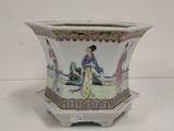 un vase orné d'une femme, posé sur un socle