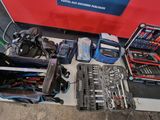 de nombreux outils qui traînent sur la table