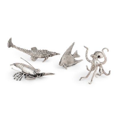 trois figurines d'animaux en métal argenté sur fond blanc