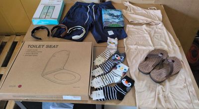 une table sur laquelle se trouvent de nombreux objets