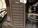 une image représentant un rack informatique sur lequel se trouve un disque dur