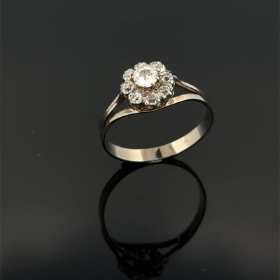 une bague de fiançailles ornée de deux diamants sur un fond noir