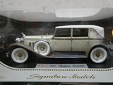 une maquette de voiture exposée dans une boîte