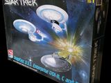 une boîte contenant une maquette d'un vaisseau de Star Trek