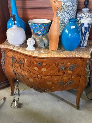 de nombreux vases posés sur une table dans une pièce