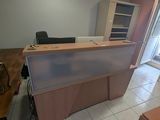 un bureau sur lequel est posé un ordinateur portable dans une pièce
