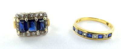 deux bagues et une bague ornée de saphirs bleus sur un fond blanc