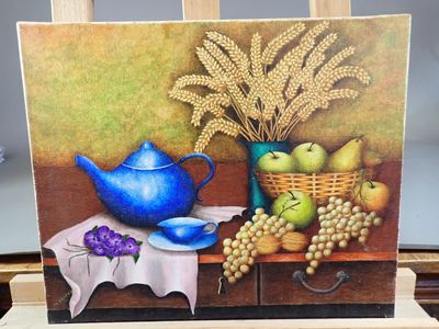 un tableau représentant une théière bleue et une corbeille de fruits posés sur une table
