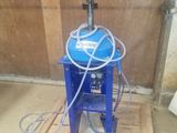 une machine bleue posée sur une palette