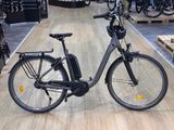 un vélo posé par terre dans un magasin