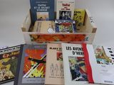 beaucoup de livres dans une boîte sur la table