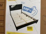 une boîte en carton sur laquelle est représenté un lit