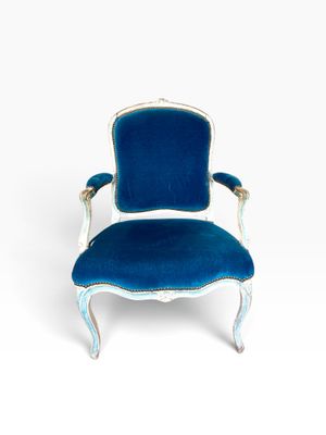 une chaise bleue et blanche sur fond blanc