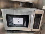 un micro-ondes sur lequel figure un numéro à l'avant