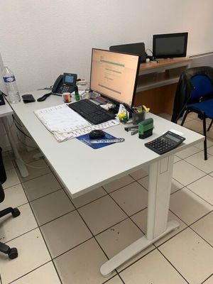 un bureau blanc sur lequel se trouvent un ordinateur et un clavier