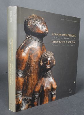 un livre sur lequel figure l'image d'une femme tenant un enfant dans ses bras