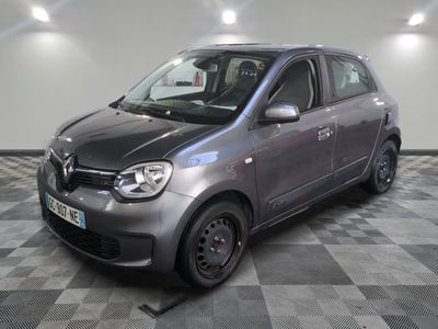 la photo d'une petite voiture garée dans un garage