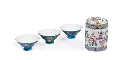 trois tasses et une boîte ornées d'un motif