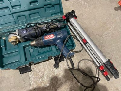 une boîte à outils contenant une perceuse et un marteau