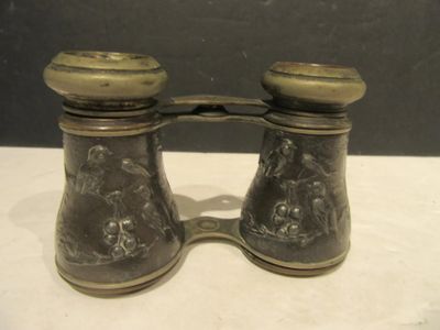 une paire de jumelles posée sur une table