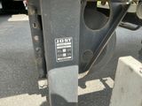 un gros plan de l'avant d'un camion sur lequel est collé un autocollant