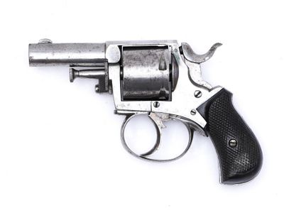 un vieux revolver avec une crosse noire sur fond blanc
