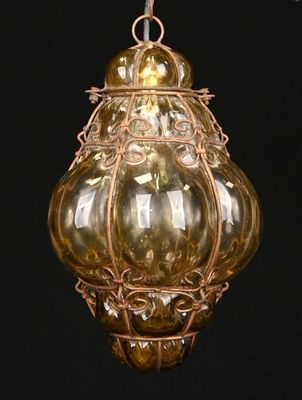 une image représentant une boule de Noël en verre de couleur dorée suspendue à une chaîne
