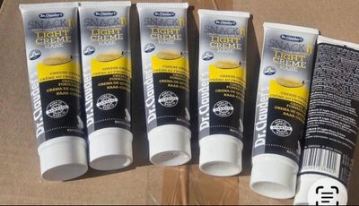 quatre tubes de dentifrice posés les uns à côté des autres sur une table