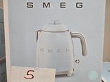 une boîte sur laquelle est représentée une cafetière